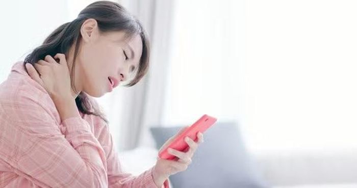 Không chỉ ảnh hưởng đến mắt, việc sử dụng điện thoại sai tư thế còn là nguyên nhân hàng đầu dẫn đến các vấn đề về cổ và cột sống. Khi cúi đầu xuống khoảng 45 độ để nhìn màn hình trong nhiều giờ liên tục, phần cổ phải chịu một áp lực lớn hơn nhiều lần so với tư thế thẳng tự nhiên, khiến cơ cổ và vai nhanh chóng rơi vào trạng thái căng cứng.
