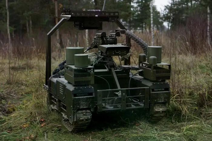 Một chiếc NUMO UGV gắn loạt phương tiện trinh sát, chiến đấu.