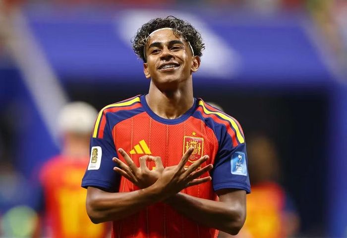 Thần đồng 18 tuổi ăn mừng bàn thắng đầu tiên của bản thân tại World Cup.