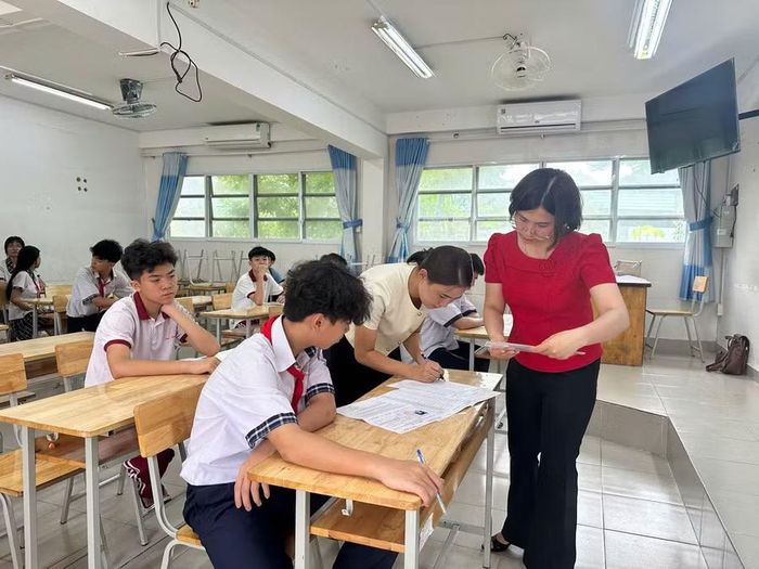 Thí sinh TPHCM trong buổi làm thủ tục dự thi tuyển sinh lớp 10.