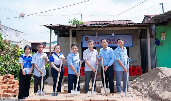 TS Trương Tấn Đạt, Bí thư Đảng ủy, Hiệu trưởng Trường Đại học Đồng Tháp (thứ 3 từ phải qua) tham gia các hoạt động phục vụ sinh viên, cộng đồng. Ảnh: Thanh Phong.