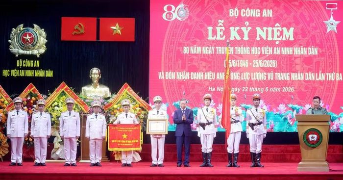 Tổng Bí thư, Chủ tịch nước Tô Lâm trao Danh hiệu Anh hùng Lực lượng vũ trang nhân dân tặng Học viện An ninh nhân dân.