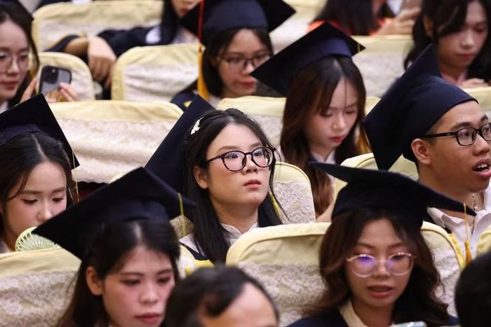 Sinh viên Trường Đại học Sư phạm Hà Nội trong ngày nhận bằng tốt nghiệp.