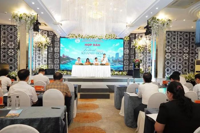 Toàn cảnh buổi họp báo.