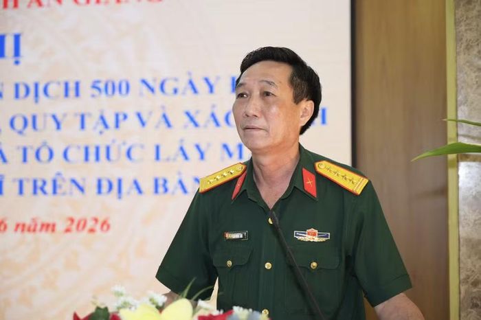 Đại tá Cao Minh Tâm, Phó Chính ủy Bộ Chỉ huy Quân sự tỉnh An Giang, phát biểu tại hội nghị.