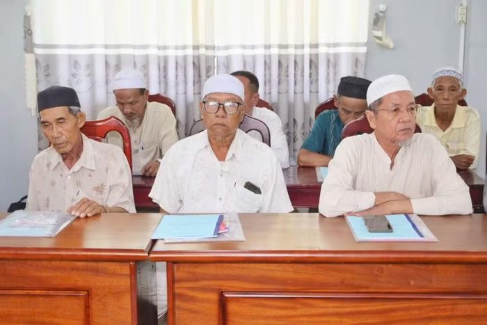 Các đại biểu là cán bộ các ấp, người có uy tín và đồng bào dân tộc thiểu số tham gia lớp tập huấn.