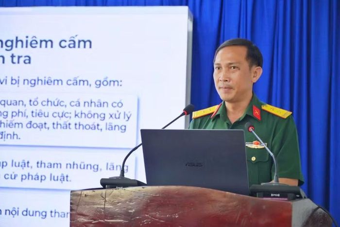 Trung tá Trương Út Bắc, Phó Chủ nhiệm Chính trị Bộ CHQS tỉnh An Giang, truyền đạt các nội dung.
