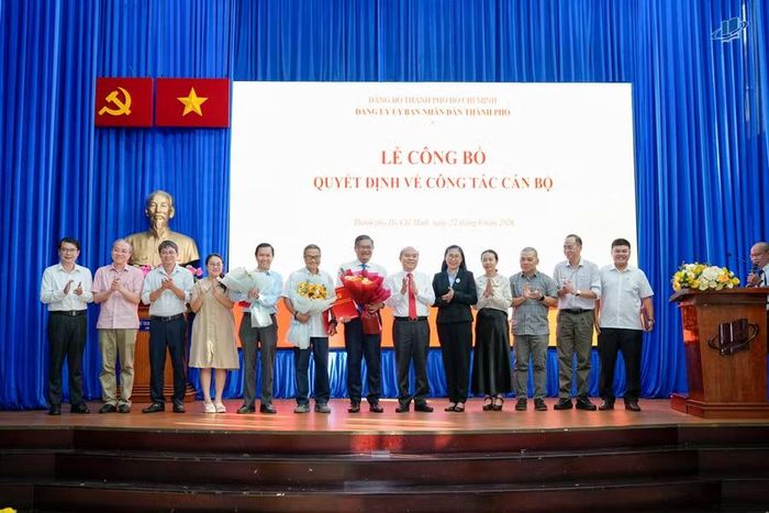 Lãnh đạo UBND TPHCM chúc mừng Đảng ủy Trường Đại học Mở TPHCM.