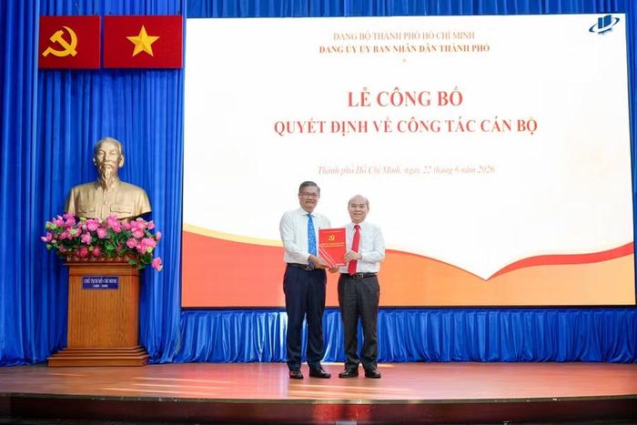 Phó Chủ tịch UBND TPHCM Trần Văn Bảy trao quyết định cho GS.TS Nguyễn Minh Hà.
