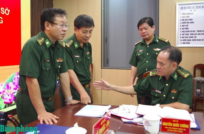 Đại tá Nguyễn Quốc Cường, Phó Chủ nhiệm Chính trị Bộ đội Biên phòng kiểm tra hồ sơ, tài liệu và trao đổi tình hình với các đồng chí trong Ban chỉ huy Đoàn 3. Ảnh: Lê Khoa