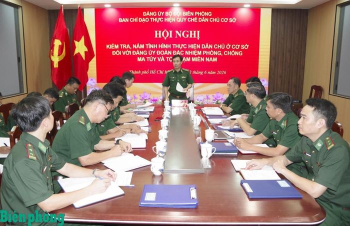 Thiếu tướng Vũ Quốc Ân phát biểu kết luận sau kiểm tra. Ảnh: Lê Khoa