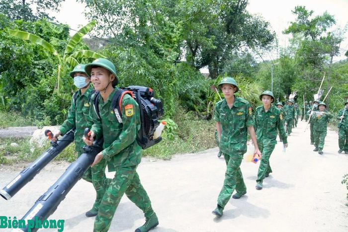 Cán bộ, chiến sĩ Bộ đội Biên phòng tỉnh Nghệ An cơ động tiếp cận khu vực cháy rừng. Ảnh: Lê Thạch