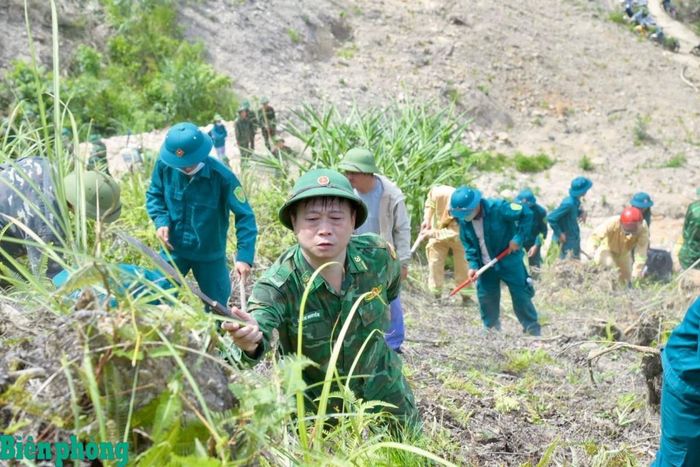 Cán bộ, chiến sĩ thực hiện nhiệm vụ trong điều kiện địa hình hiểm trở, thời tiết nắng nóng. Ảnh: Lê Thạch