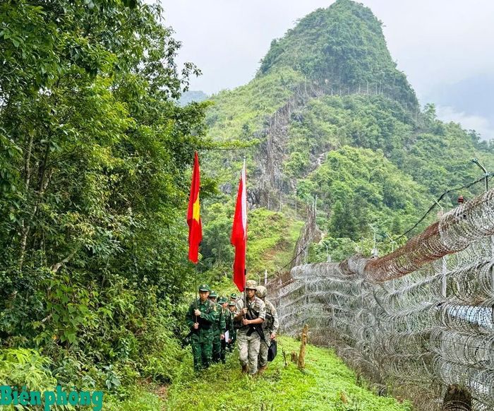 Đồn Biên phòng Nghĩa Thuận và Trạm Hội ngộ Hội đàm Biên phòng khu vực Phú Ninh tuần tra song phương từ khu vực mốc 323 đến mốc 325. Ảnh: Hoàng Chính