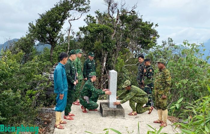 Đồn Biên phòng Cà Xèng, Ban Chỉ huy Bộ đội Biên phòng tỉnh Quảng Trị, Việt Nam (bên trái) chủ trì, phối hợp với chính quyền và các lực lượng địa phương tổ chức tuần tra bảo vệ đường biên, mốc quốc giới; tuần tra song phương khu vực từ mốc quốc giới số 530 đến mốc quốc giới số 535 với Đại đội Biên phòng 312, Bộ Chỉ huy Quân sự tỉnh Khăm Muồn, Lào (bên phải). Ảnh: Hoài Nam