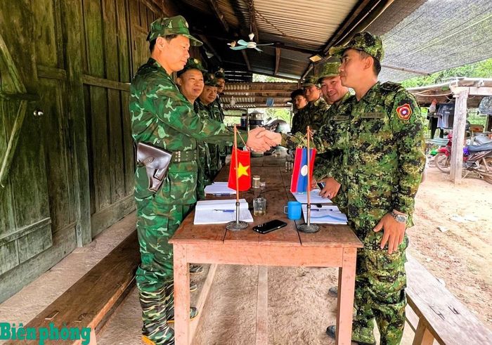 Đồn Biên phòng Mỹ Lý và Đại đội Biên phòng 217 (Lào) trao đổi thông tin, tình hình sau khi kết thúc hoạt động tuần tra song phương trên thực địa. Ảnh: Lê Thạch