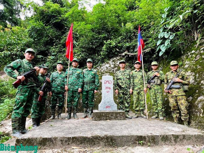 Đồn Biên phòng Mỹ Lý, Ban Chỉ huy Bộ đội Biên phòng tỉnh Nghệ An, Việt Nam (bên trái) phối hợp với Đại đội Biên phòng 217, Bộ Chỉ huy Quân sự tỉnh Hủa Phăn, Lào (bên phải) tổ chức tuần tra song phương đoạn biên giới từ cột mốc số 395 đến cột mốc 396 trên tuyến biên giới Việt Nam - Lào. Ảnh: Lê Thạch