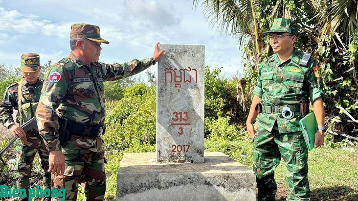 Cán bộ Đồn Biên phòng cửa khẩu quốc tế Hà Tiên và cán bộ Tiểu đoàn 335, tỉnh Kampot kiểm tra mốc quốc giới số 313. Ảnh: Tiến Vinh