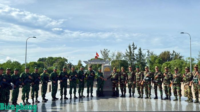 Đồn Biên phòng cửa khẩu quốc tế Hà Tiên, Ban Chỉ huy Bộ đội Biên phòng tỉnh An Giang, Việt Nam (bên trái) phối hợp với Tiểu đoàn 335, tỉnh Kampot, Vương quốc Campuchia (bên phải) tổ chức tuần tra song phương tại khu vực mốc quốc giới số 312 đến mốc quốc giới số 314. Ảnh: Tiến Vinh