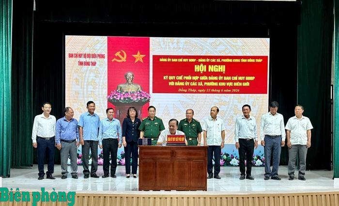 Đại diện Đảng ủy các xã, phường biên giới ký Quy chế phối hợp với Đảng ủy Ban Chỉ huy Bộ đội Biên phòng tỉnh Đồng Tháp. Ảnh: Hòa Bình