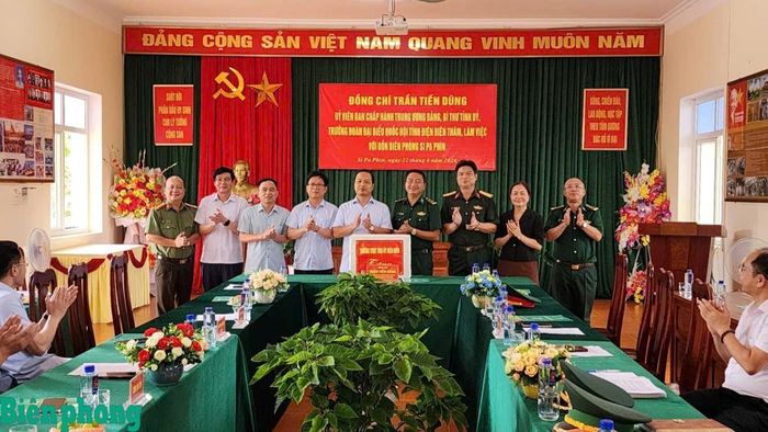 Đoàn công tác Tỉnh ủy Điện Biên tặng quà cán bộ, chiến sĩ đơn vị. Ảnh: Anh Dũng