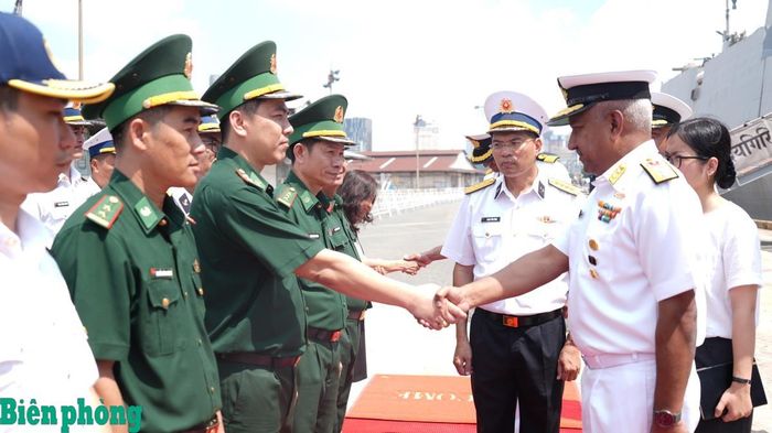 Ban Chỉ huy Bộ đội Biên phòng thành phố Hồ Chí Minh đón đoàn sĩ quan Hải quân Ấn Độ tại cảng Khánh Hội. Ảnh: Quang Tiến