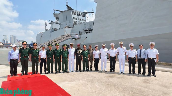 Các đơn vị đón Biên đội tàu INS Udaygiri và INS Kavaratti thăm thành phố Hồ Chí Minh. Ảnh: Quang Tiến