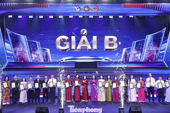 Phó Chủ tịch nước Võ Thị Ánh Xuân và Phó Chủ tịch Quốc hội Nguyễn Thị Thanh trao giải B cho các tác giả, đại diện nhóm tác giả. Ảnh: Như Ý.