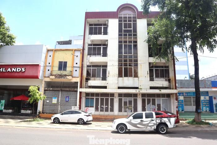 Hai cơ sở nhà đất số 65-67 Nguyễn Tất Thành đã để không nhiều năm.