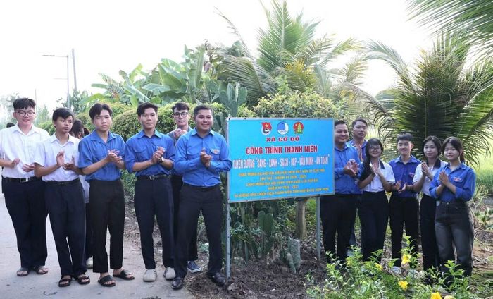 Xã đoàn Cờ Đỏ khánh thành công trình tuyến đường xanh - sạch đẹp.