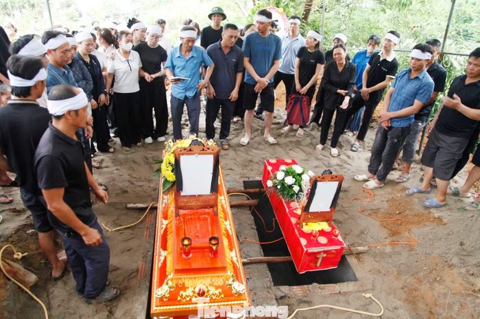  Người thân và hàng xóm tiễn biệt chị N. và con ở nơi an nghỉ cuối cùng. 