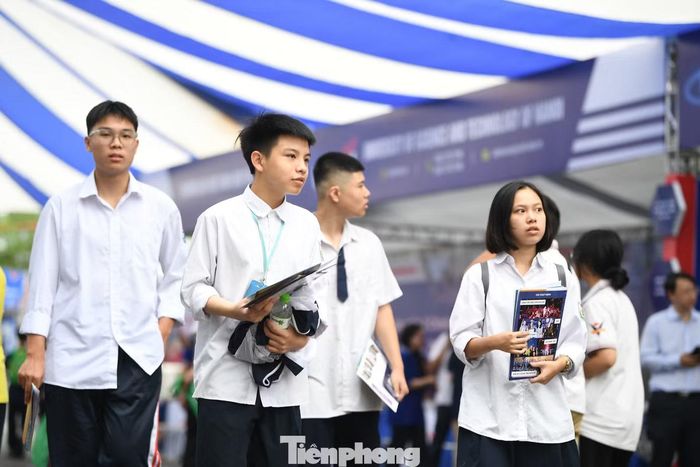 Thí sinh tìm hiểu thông tin tuyển sinh đại học năm 2026. Ảnh: Dương Triều