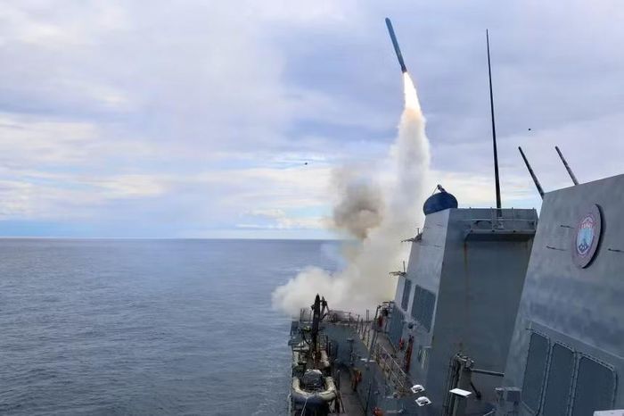 Ngày 1/3/2026, tàu USS Thomas Hudner phóng tên lửa tấn công mặt đất Tomahawk. Ảnh: Reuters.