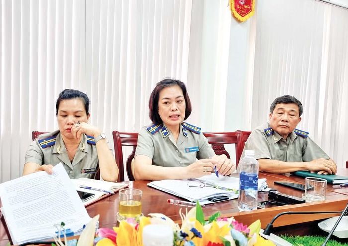 Bà Lan ngồi giữa trong một lần làm việc với báo chí liên quan đến vụ “chống” kháng nghị