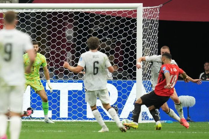 Salah đặt lòng vào góc xa khung thành New Zealand, đưa Ai Cập vượt lên dẫn 2-1.
