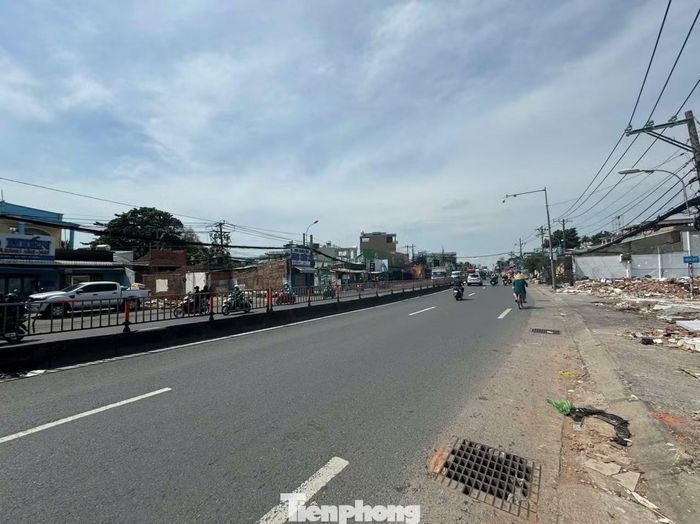 Hiện tại, TPHCM đang triển khai dự án mở rộng quốc lộ 13 có chiều dài khoảng 6km, tổng mức đầu tư gần 21.000 tỷ đồng. Sau khi hoàn thành, tuyến đường sẽ được mở rộng lên 60m, kết hợp đường trên cao và hệ thống đường song hành, góp phần nâng cao năng lực lưu thông tại cửa ngõ kết nối TPHCM với khu vực Bình Dương và các tỉnh Đông Nam Bộ.