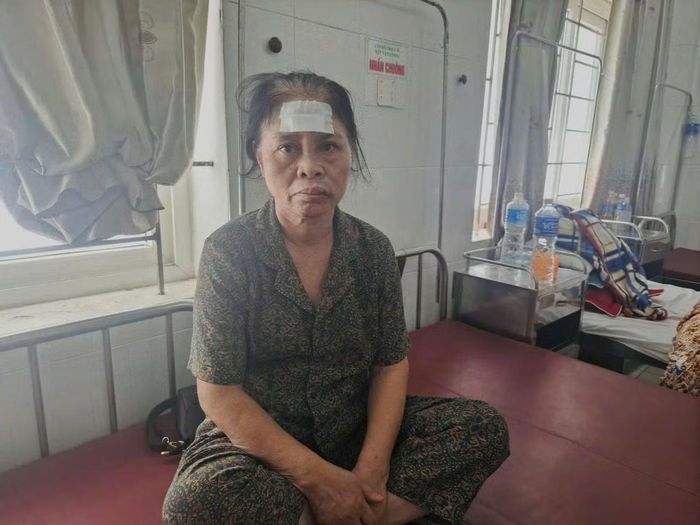 Bà Dương Thị Chì điều trị tại bệnh viện sau vụ va chạm giao thông.