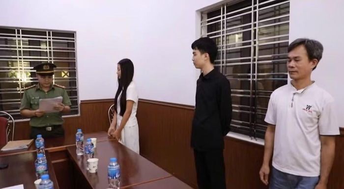 Cơ quan An ninh điều tra Công an tỉnh Lào Cai công bố các quyết định khởi tố vụ án, khởi tố bị can và lệnh bắt tạm giam đối với các đối tượng.