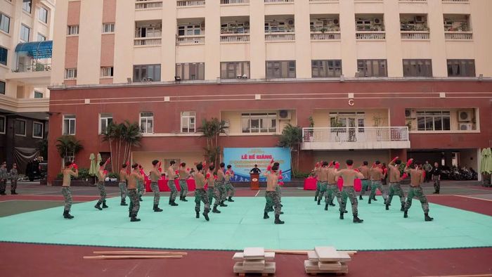 Đại tá Nguyễn Văn Đông yêu cầu các học viên sau khi trở về đơn vị tiếp tục duy trì luyện tập thường xuyên, không ngừng nâng cao trình độ chuyên môn, vận dụng linh hoạt các kiến thức, kỹ năng đã được trang bị vào thực tiễn công tác, góp phần cùng toàn lực lượng hoàn thành xuất sắc nhiệm vụ bảo vệ tuyệt đối an ninh, an toàn cho lãnh đạo Đảng, Nhà nước trong mọi tình huống.