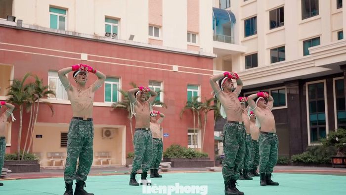 Phát biểu tại lễ bế giảng, Đại tá Nguyễn Văn Đông, Phó Tư lệnh Bộ Tư lệnh Cảnh vệ nhấn mạnh, việc thường xuyên tổ chức các lớp tập huấn nâng cao võ thuật ứng dụng chiến đấu là yêu cầu tất yếu nhằm đáp ứng yêu cầu ngày càng cao của nhiệm vụ bảo vệ an ninh, an toàn tuyệt đối cho các lãnh đạo Đảng, Nhà nước, các đoàn khách quốc tế và các mục tiêu trọng yếu. Đây cũng là tiền đề quan trọng để xây dựng lực lượng Cảnh vệ chính quy, tinh nhuệ, hiện đại, có khả năng xử lý hiệu quả mọi tình huống phát sinh.