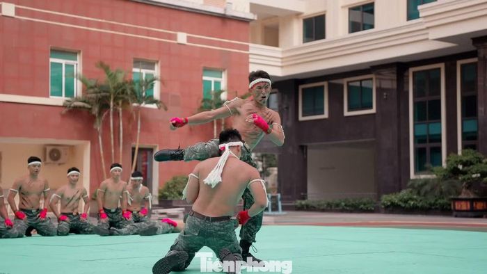 Đặc biệt, bên cạnh yếu tố kỹ chiến thuật, khóa học còn tập trung rèn luyện bản lĩnh tâm lý cho cán bộ, chiến sĩ. Trong công tác cảnh vệ, sự bình tĩnh, khả năng phán đoán chính xác và xử lý tình huống trong tích tắc có ý nghĩa quyết định đến thành công của nhiệm vụ.