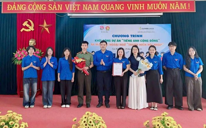 Anh Hà Ngọc Huy - Phó Bí thư thường trực Tỉnh Đoàn Cao Bằng trao quyết định thành lập câu lạc bộ. Ảnh: TĐCB
