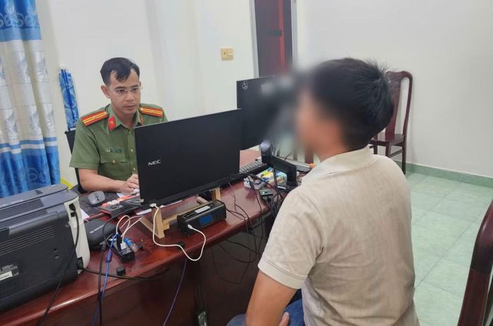 Công an làm việc với ông T.M.A. - người đăng thông tin sai sự thật.