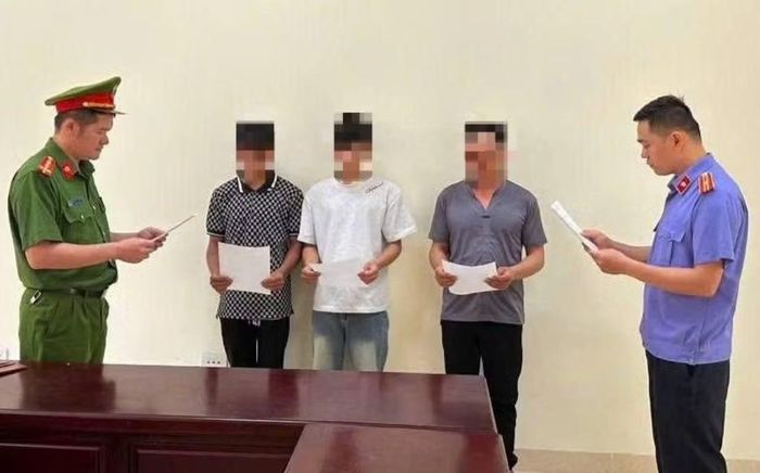 Cả ba đối tượng bị tạm giữ tại trụ sở công an. Ảnh: Công an tỉnh Cao Bằng.