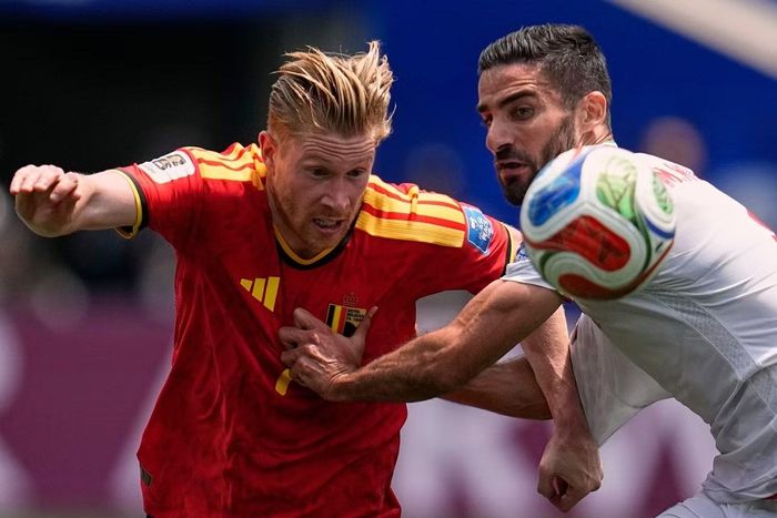 De Bruyne vẫn gắng gượng, nhưng không thể kéo cả "đoàn tàu" ì ạch của Bỉ tiến lên.