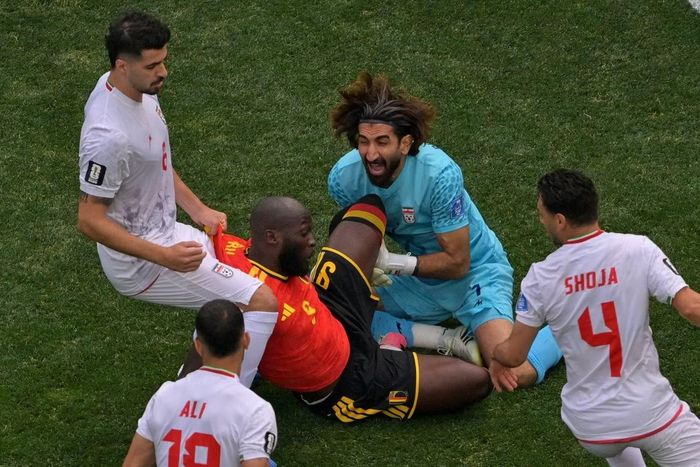 Lukaku (áo đỏ) bất lực giữa vòng vây của các hậu vệ Iran.