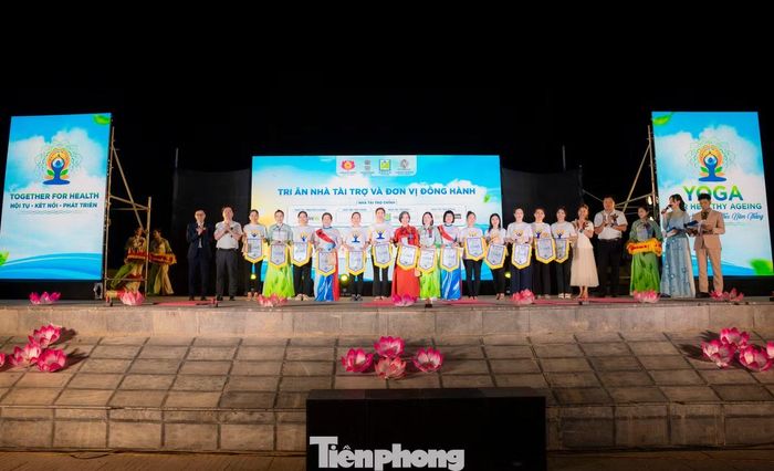 Ban Tổ chức đã trao cờ lưu niệm và kỷ niệm chương cho đại diện các câu lạc bộ Yoga tham gia chương trình.