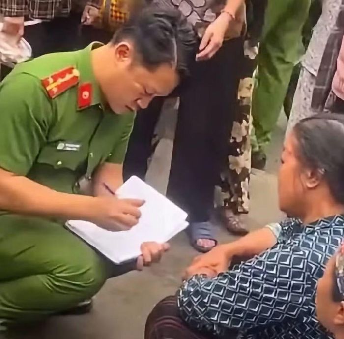 Công an phường Xuân Hòa đang lấy lời khai của nạn nhân