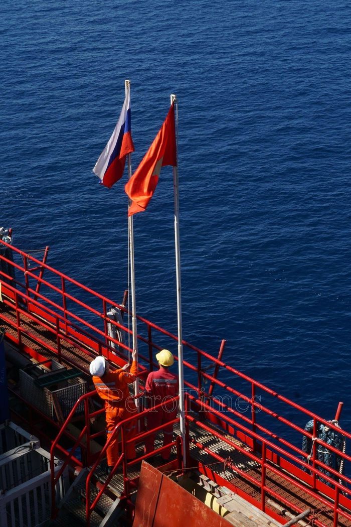 Kéo cờ Nga và Việt Nam trên một giàn khai thác của Liên doanh Vietsovpetro.