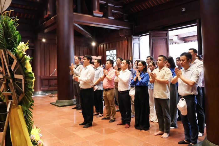 Đoàn công tác thành kính tưởng niệm công lao các anh hùng liệt sĩ trên chiến trường Điện Biên Phủ